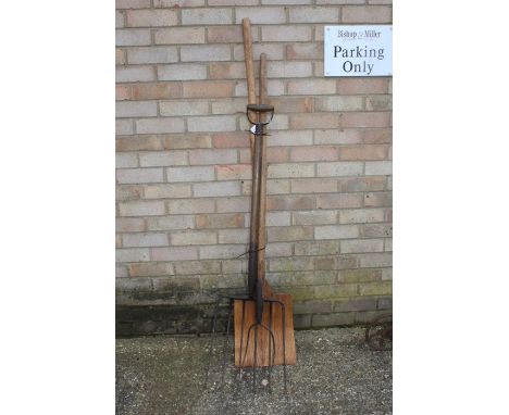Hay fork, pitch fork, shovel with wooden blade (3)