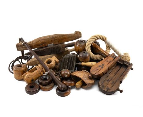 COLLECTION OF FARMING/AGRICULATURE TREEN, including Stable log, elm strickles (scythe sharpening), grain sack pulley, bird sc