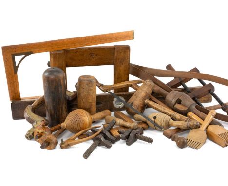 COLLECTION OF JOINERY AND BUILDING TREEN, including Mason's plumb bob, scriber gauge, pine pit saw handles, spirit level, var