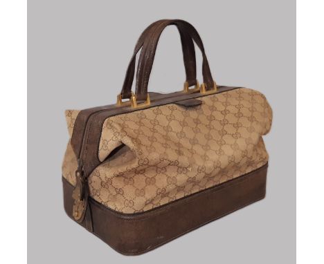 Vintage vanity / travel bag by Gucci in monogrammed canvas and leather with top handles and zip closure. Base size 32x20cm (A