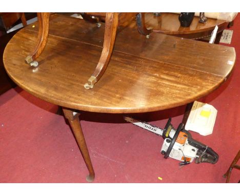 A George III mahogany oval dropleaf dining table, w.130cm 