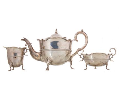 EDWARDIAN SILVER THREE PIECE TEA SERVICE WATSON & GILLOT, SHEFFIELD 1901 comprising teapot, sugar bowl and cream jug, each of