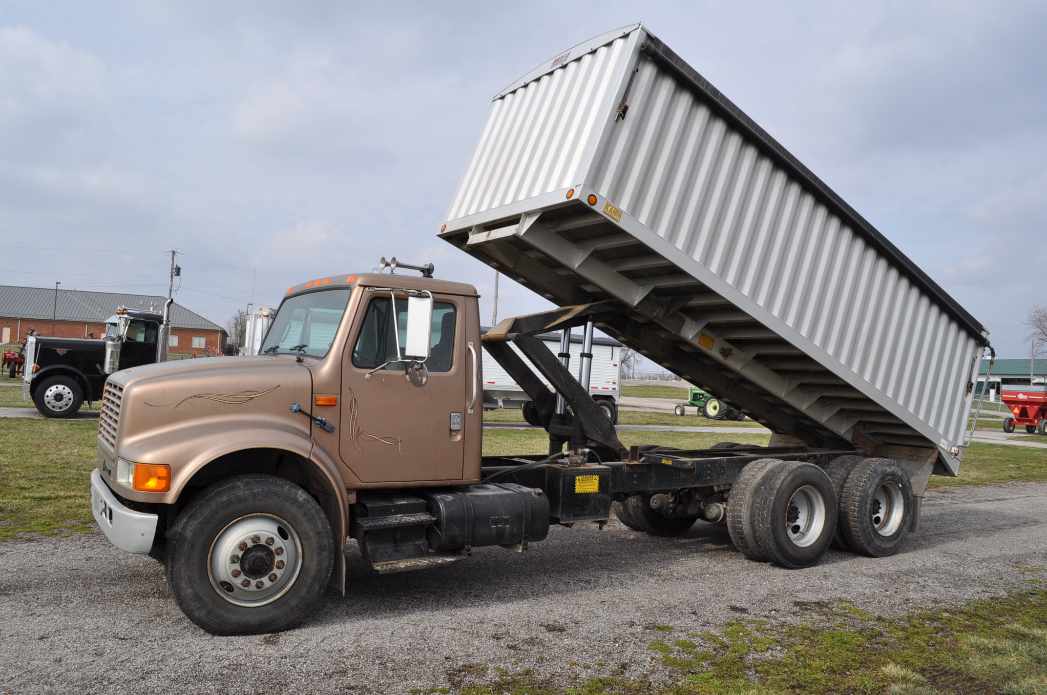 1992 International 4900 grain truck, 412,444 miles, 20’ aluminum Kann