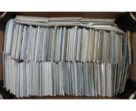 Postcards, a large, mixed assortment of 3000+ cards, modern and vintage, themes and topographical, U.K and foreign, including