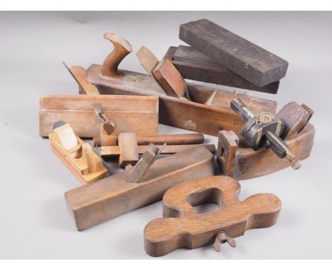 A quantity of vintage wooden woodworking tools, including planes and gauges, various 