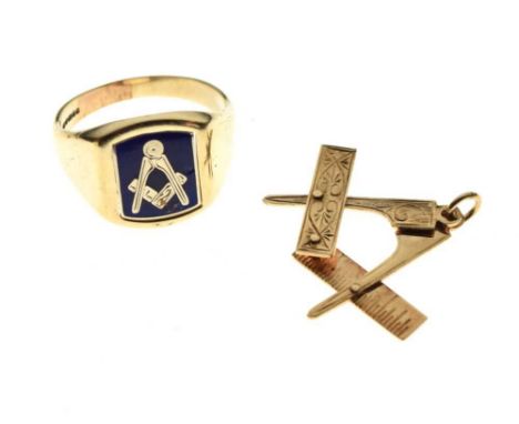 Gentleman's 9ct gold signet ring with blue enamel Masonic decorated swivel panel, size T, and a 9ct gold Masonic symbol penda