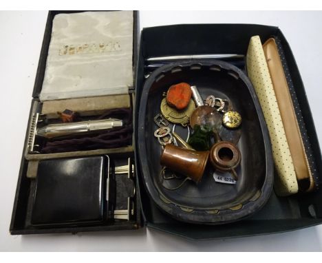 MIXED LOT TO INCLUDE VINTAGE SHAVER, POCKET LIPSTICK HOLDER, 1988-2037 BRASS CALENDAR WHEEL, PARKER PENS ETC