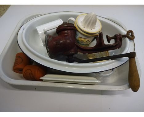 QUANTITY OF KITCHENWARE INCLUDING ENAMEL BOWLS VINTAGE GRINDER ETC