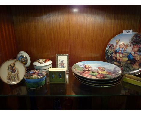 SELECTION OF GOEBEL HUMMEL ACCESSORIES INCLUDING PLATES POTS EGG AND THIMBLES
