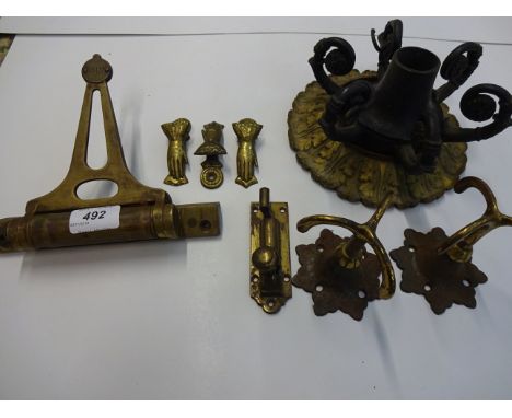 VINTAGE BRASS HOUSE FITTINGS INCLUDING CLIPS, HEAVY DUTY HINGE, HANGARS ETC
