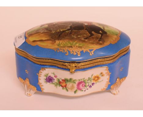 A porcelain box, decorated a hunting scene, 20 cm wide