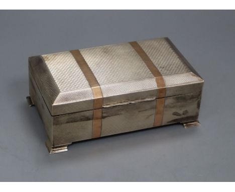 A George V engine turned silver and gold banded cigarette box, Colen Hewer Cheshire, Chester, 1922, 17.5cm.