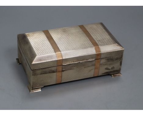 A George V engine turned silver and gold banded cigarette box, Colen Hewer Cheshire, Chester, 1922, 17.5cm.