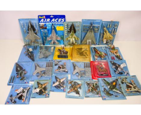 Fabbri / Italeri - Del Prado - Revell - A collection of 24 diecast model figures and mainly military aircraft models. Lot inc