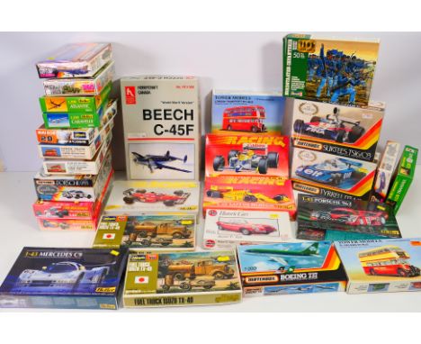 Matchbox- Hobby Craft - Hasegawa - Heller - Others - A collection of 23 boxed plastic model aircraft, car and military kits i