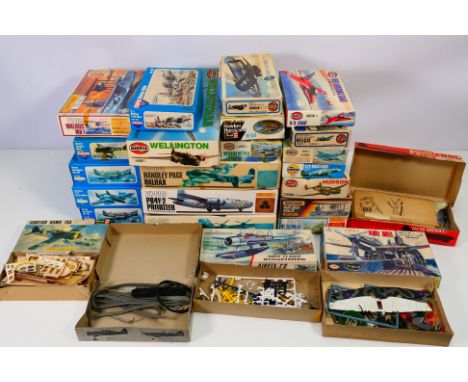 Matchbox - Novo - Airfix - Revell - A collection of 20 vintage plastic model kits mainly aircraft in 1:72 scale. Lot includes