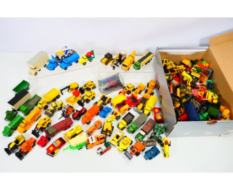 Base Toys - Matchbox - Hot Wheels - Others - An unboxed collection of diecast and plastic model vehicles in various smaller s
