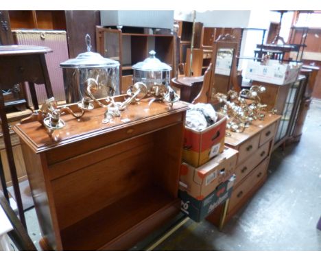 A QUANTITY OF BRASS CEILING AND WALL LIGHT FITTINGS, with glass shades