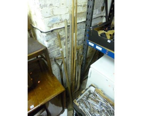A QUANTITY OF VINTAGE GARDEN HAND TOOLS