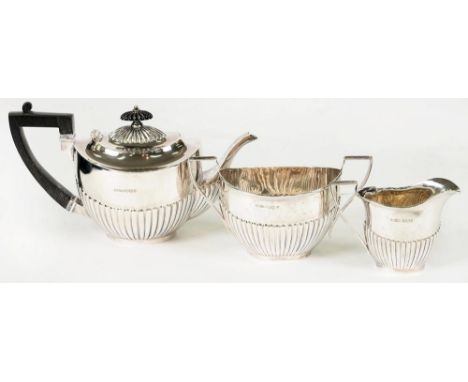 A VICTORIAN THREE PIECE SILVER TEA SERVICE, TEAPOT 14 CM H, SHEFFIELD 1897, 21OZS 6DWTS++GOOD CONDITION