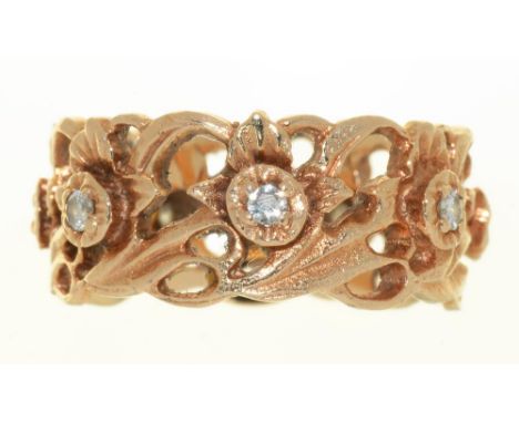 A DIAMOND ETERNITY RING BY STUART DEVLIN, WITH A REPEATING PATTERN OF DAFFODILS, IN 14CT GOLD, 6G, SIZE M++GOOD CONDITION
