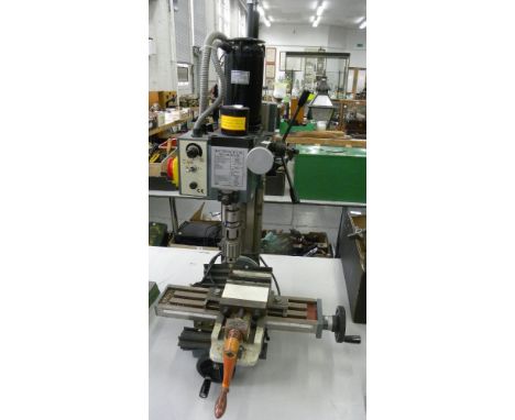 A BENCH TOP MINI VERTICAL MILLING / DRILLING MACHINE, 72CM H