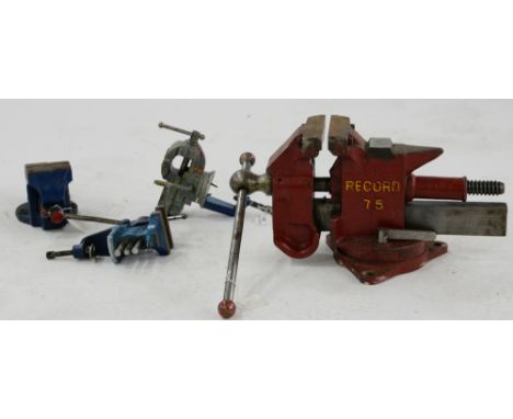 A RECORD 75 RED PAINTED BENCH TOP VICE, 23CM H X 46CM AND THREE OTHERS, SMALLER 