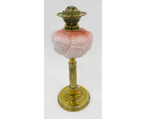 A VICTORIAN BRASS REEDED COLUMNAR OIL LAMP WITH MOULDED PEACH BLOOM GLASS FOUNT AND BRASS BURNER, 46CM H
