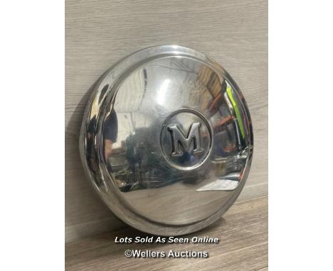 VINTAGE AUTOMOTIVE - MORRIS HUBCAP, 22CM DIAMETER 