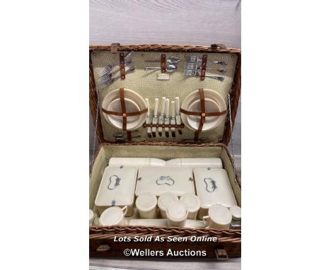 VINTAGE CORACLE PICNIC SET, MISSING ONE TEA SPOON