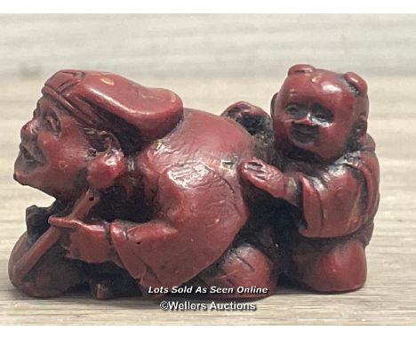 NETSUKE IN THE FORM OF A MOTHER &amp; CHILD, 3CM HIGH 