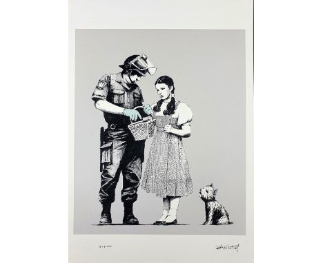 BANKSY (Né en 1974), d'aprèsDorothy SearchedEpreuve offset sur papier d'art texturé 300 gr/m²Signée dans la planche en bas à 
