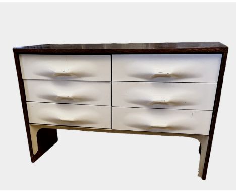Raymond LOEWY (1893-1986) (DOUBINSKY FRERES 2000) Circa 1965 Petite commode à six tiroirs à façades (5 tiroirs dont un double