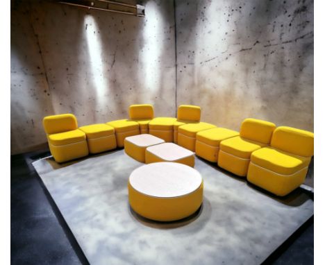 Fredrik FÄRG &amp; Emma Marga BLANCHE (2010)Ensemble de 21 pièces de salon, modèle Charlie, garni de tissu jaune et gris. Set