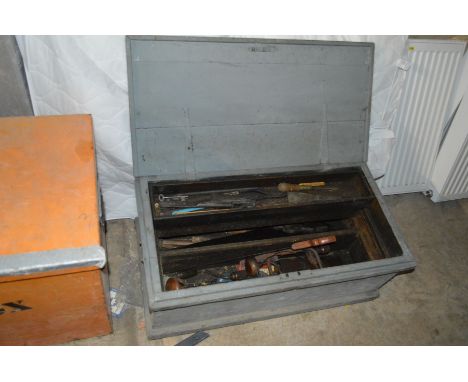 A VINTAGE PAINTED WOODEN TOOL CHEST CONTAINING VARIOUS CARPENTRY TOOLS including planers, saws, etc