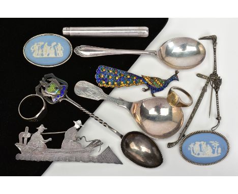 A SELECTION OF SILVER AND WHITE METAL JEWELLERY ETC, to include two oval Wedgwood brooches, two signet rings, a paste peacock