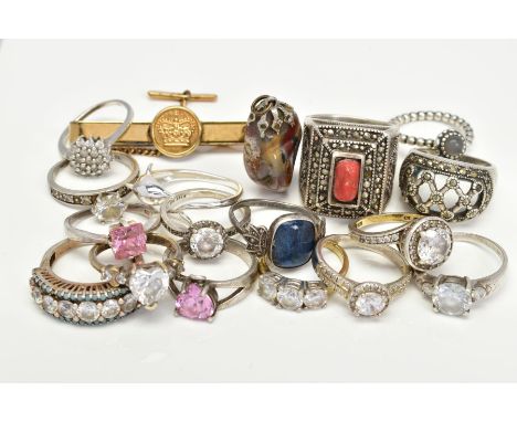 A SELECTION OF MAINLY RINGS, to include a Pandora ring, fifteen further rings, an agate pendant and a tie slide, many with ma