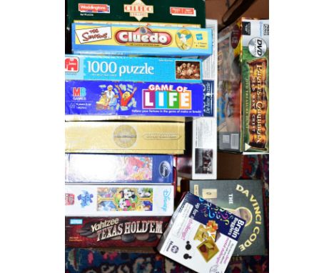 A QUANTITY OF BOXED MODERN GAMES, PUZZLES AND JIGSAWS, etc, to include MB Games 'The Game of Life', Parker 'Pirates of The Ca