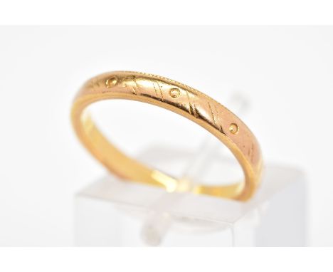 A 1930'S 22CT GOLD BAND RING, with engraved circular and diagonal line detail, with 22ct hallmark for Birmingham 1933, ring s
