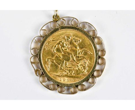 An Edward VII sovereign, 1909, now in a scroll 9ct gold mount and on fine link chain, approx. 13.9g.
