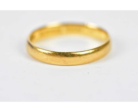 A 22ct yellow gold wedding band, size K, approx. 2.5g. 