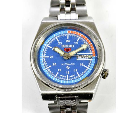 SEIKO; a gentleman's vintage automatic wristwatch with blue dial, blue/red bezel and with day/date aperture, case numbered 2D