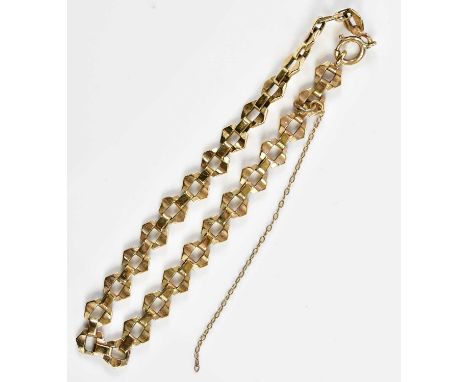 A 9ct yellow gold bracelet with safety chain, approx. 7.6g. 