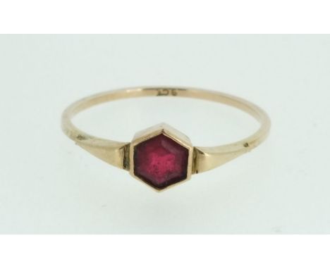 A 9ct gold ring set hexagonal garnet - Size 0 1/2 