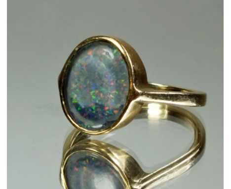 A 9 carat gold ring set synthetic opal doublet  - size M