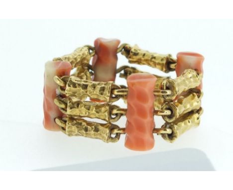 A 1960's coral and textured 14 carat gold triple flexible link ring, total weight 10g, size m