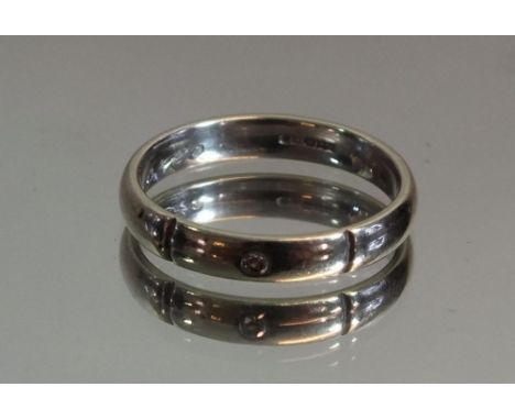 A 9 carat white gold ring set single diamond, size J, 2.5g