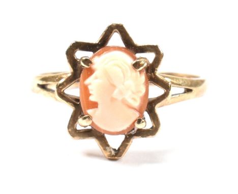 A hallmarked 9ct gold cameo ring. The 9ct gold ring having an oval cameo with the profile of a lady facing left set in a scal