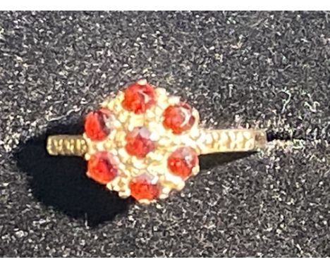 9ct gold ring set with 7 red garnets Weight 2.3g Size O 