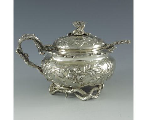 John Samuel Hunt for Hunt and Roskell late Storr Mortimenr and Hunt, London 1852, a Victorian silver mustard pot and spoon, s